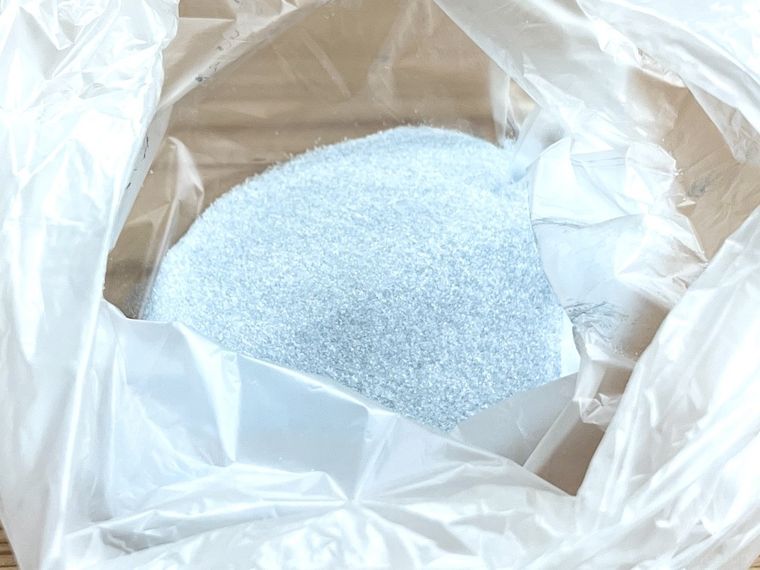 レンジでできる琥珀糖と粉末食用色素をポリ袋で混ぜた様子