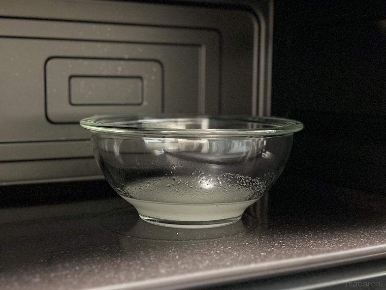 琥珀糖の生地を電子レンジで加熱した様子