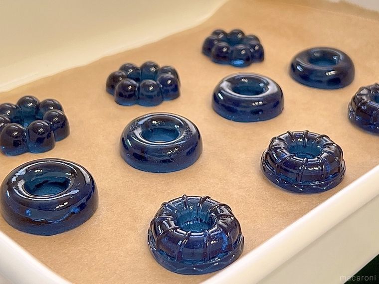 輪っかの形をした青い琥珀糖がバットの上に並んでいる様子