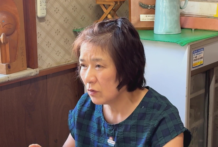 インタビューを受ける砂子商店店主の砂子文子さん
