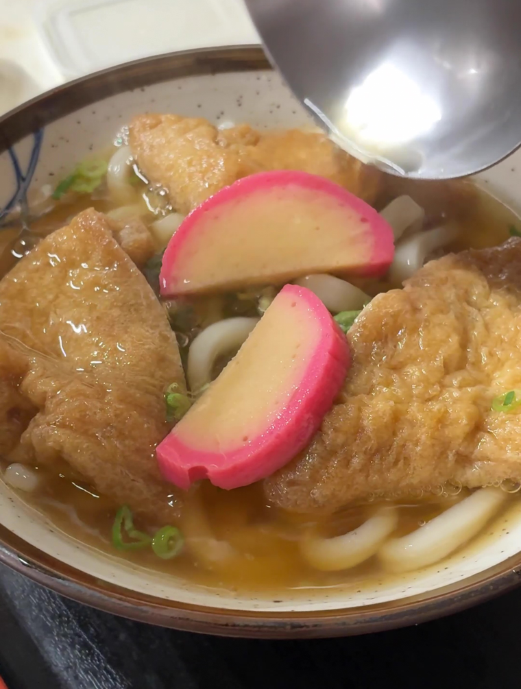 きつねうどんを盛り付けているところ