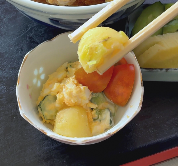 小鉢のじゃがバターを箸上げしている