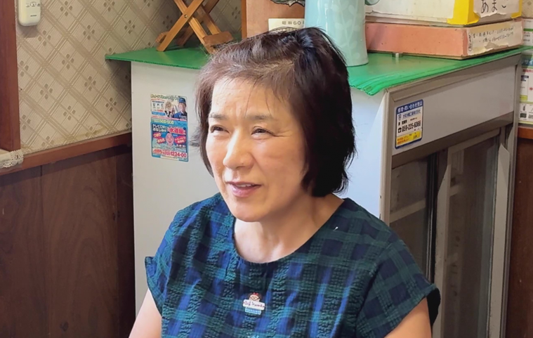 alt属性 インタビューを受ける砂子商店店主の砂子文子さん