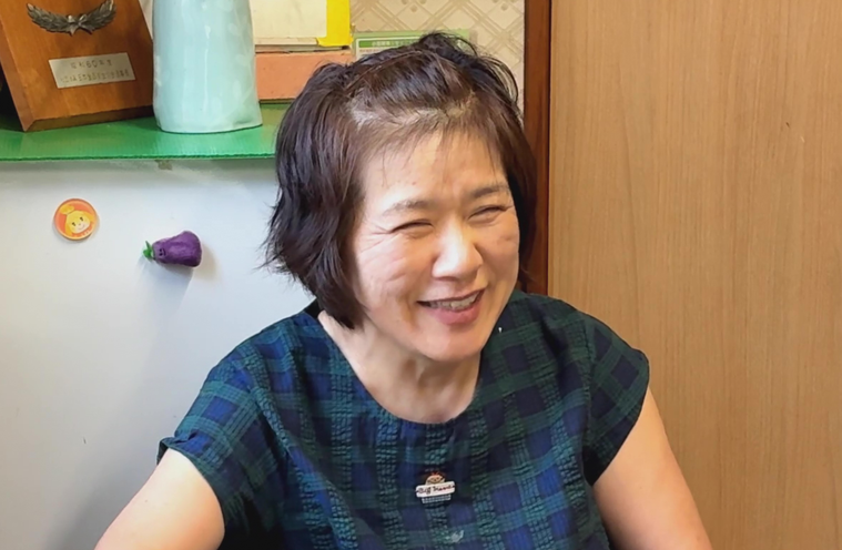 インタビューを受ける砂子商店店主の砂子文子さん
