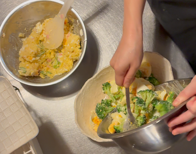 サラダを皿に移している