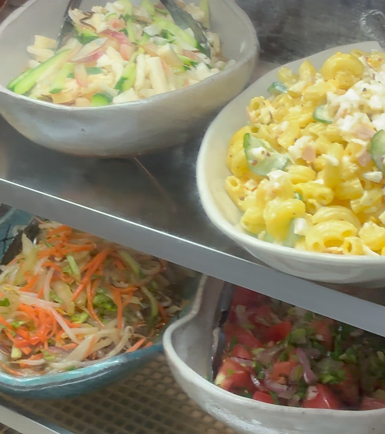 様々な惣菜が並んでいる