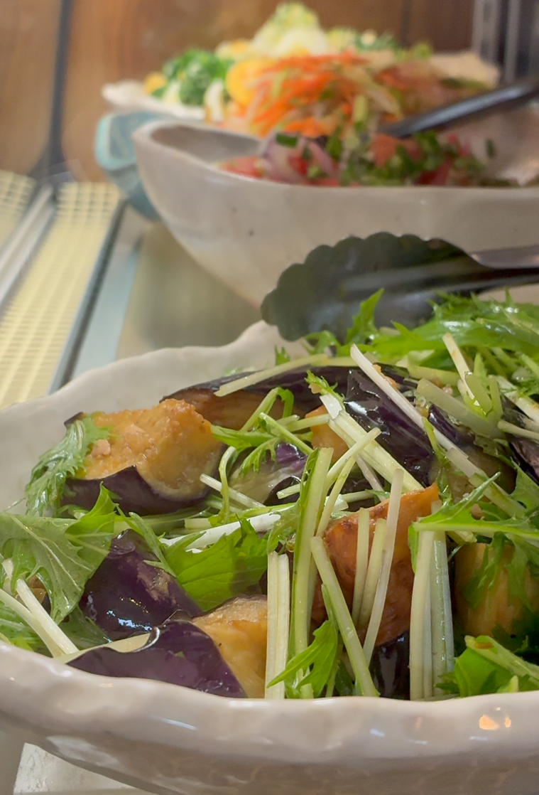 様々なサラダが並んでいる