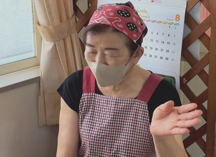 インタビューを受ける松島さん