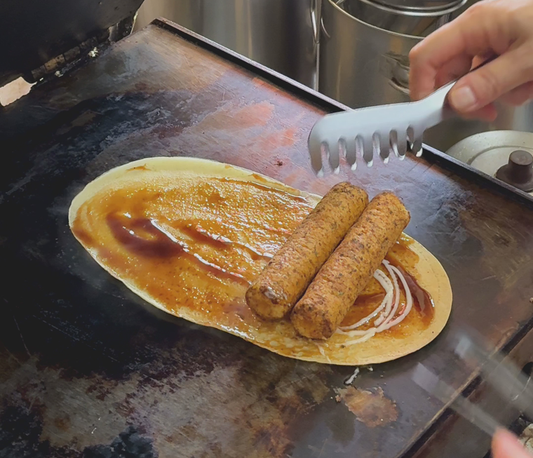 ヤミーロールの調理風景