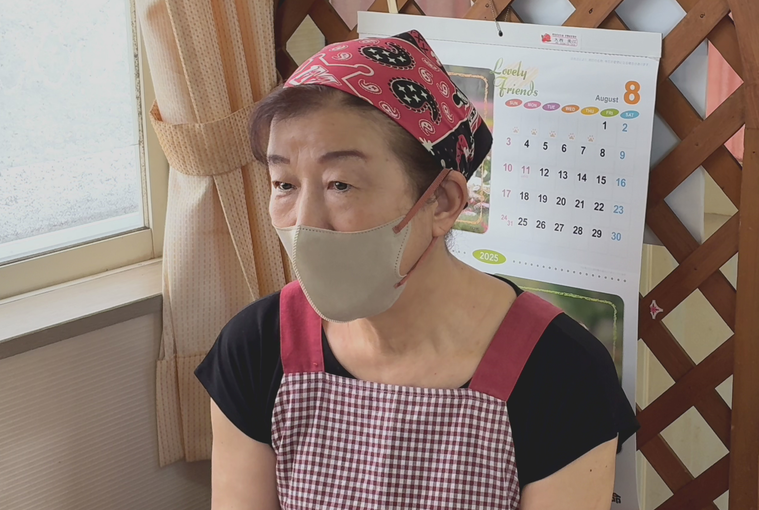 インタビューを受ける松島さん