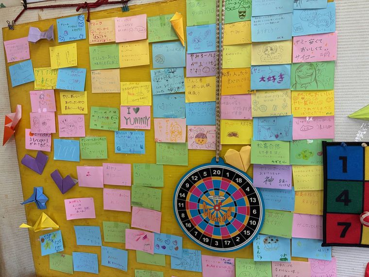 近隣の子どもからのヤミーへのメッセージが貼られたボード
