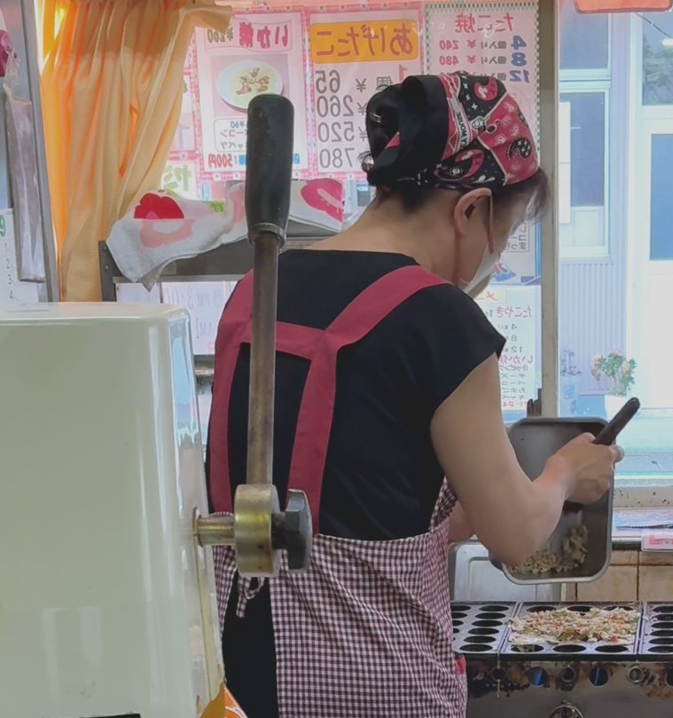 たこ焼きを焼く松島さん