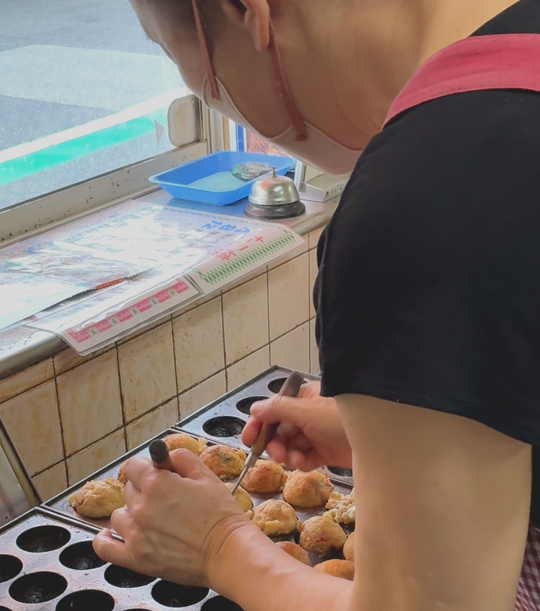 たこ焼きを焼く松島さん