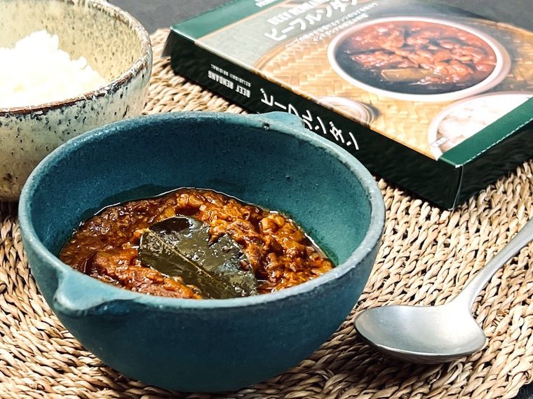 皿に盛られたビーフルンダンと、ビーフルンダンのパッケージ