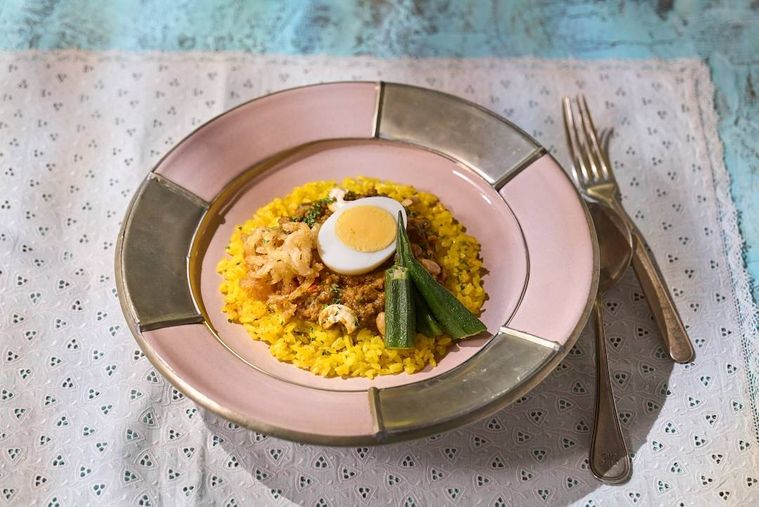 ゆで玉子とオクラがのったキーマカレー