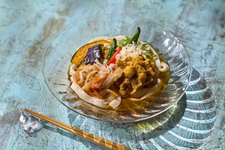 野菜と油揚げがのった冷やしカレーきしめん