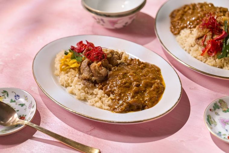 豚肉の山椒炒めがのったジンジャーライスの麻辣カレー