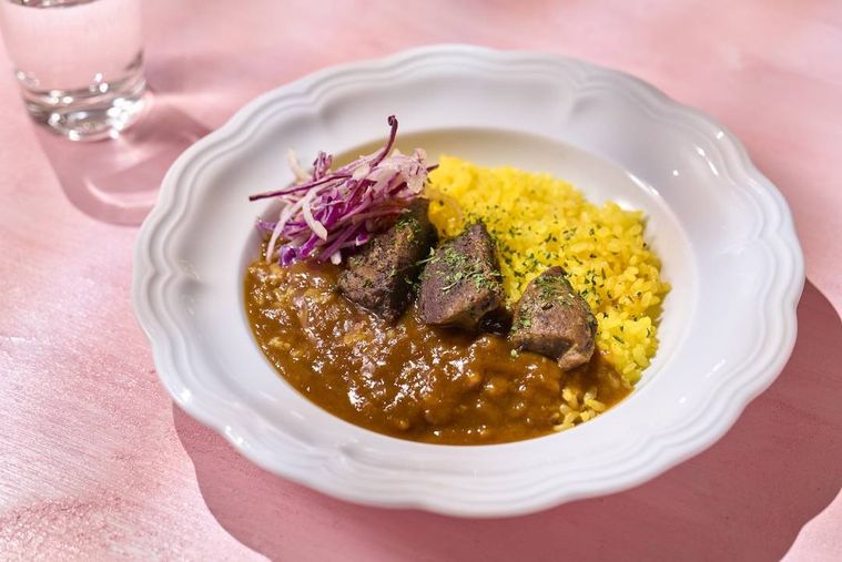 カレーがかかったバターライスに牛タンの赤ワイン煮がのっている