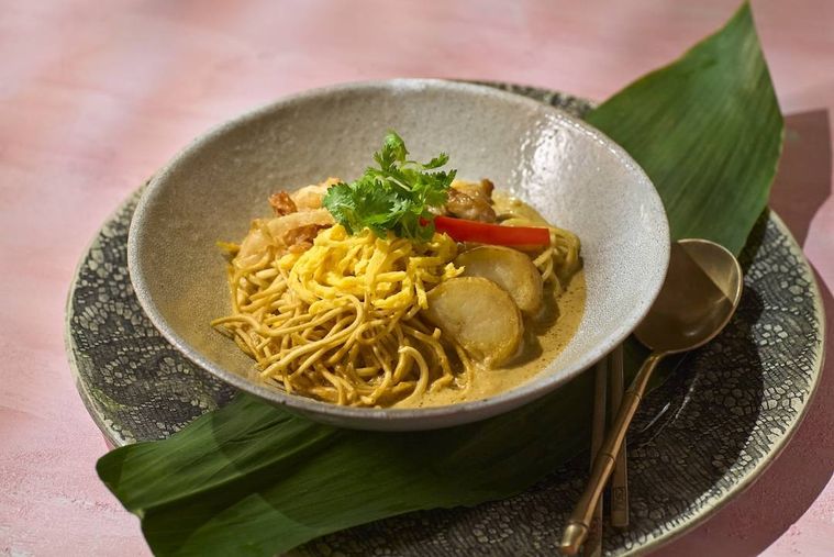 器に盛られたマッサマンカレーヌードル