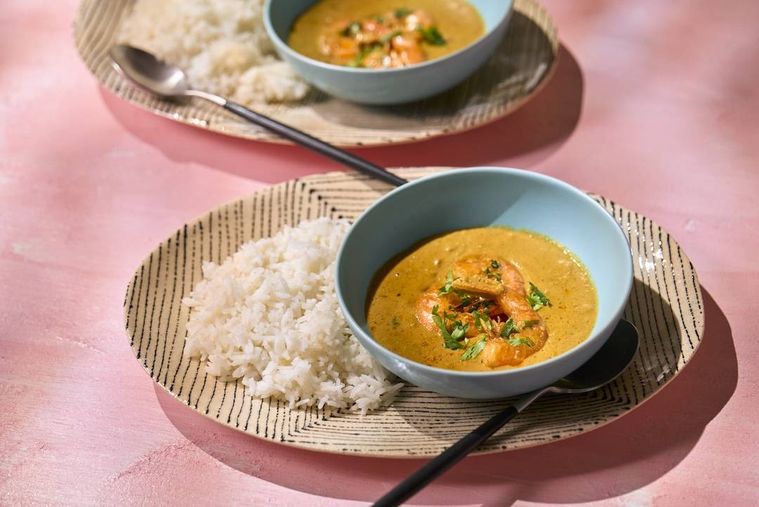 器に盛られた海老とカシューナッツのカレー