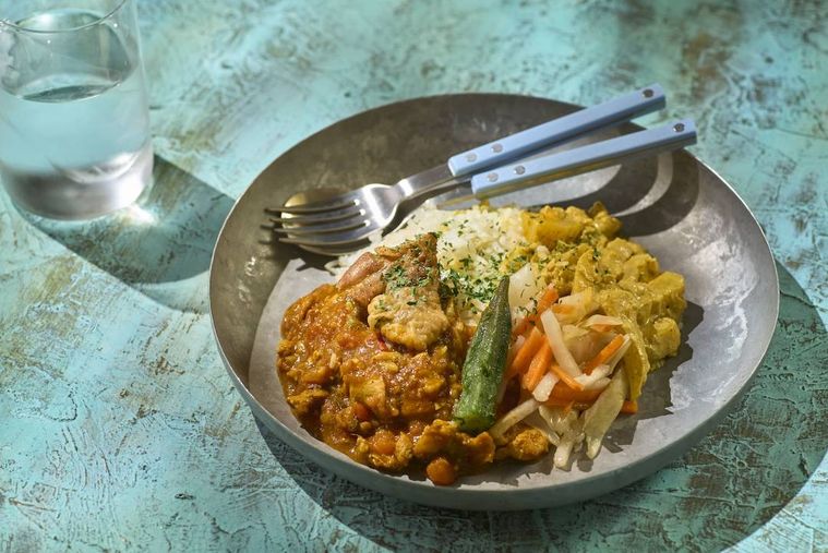 皿に盛られたスリランカ風チキンとジャガイモのあいがけカレー