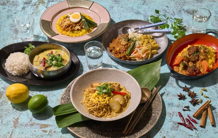 数種類のカレー料理が並んでいる様子