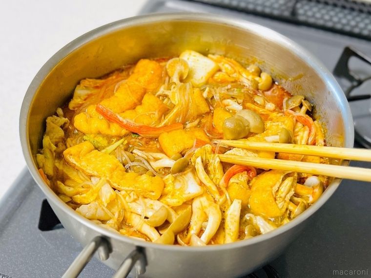 鍋で麻辣湯を煮込んでいる様子