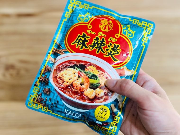 カルディの麻辣湯を手で持っている様子