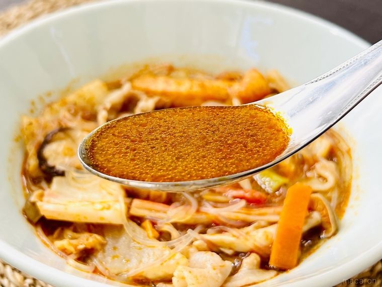 麻辣湯のスープをレンゲですくった様子