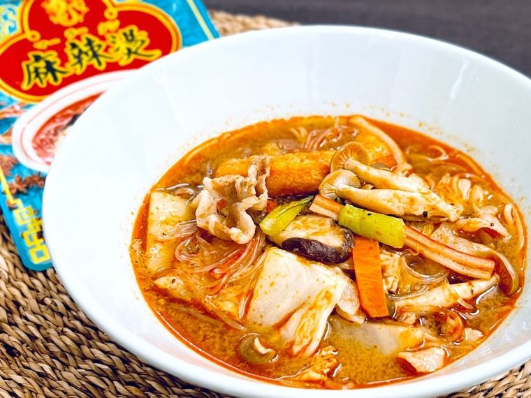 白い器に盛られた麻辣湯