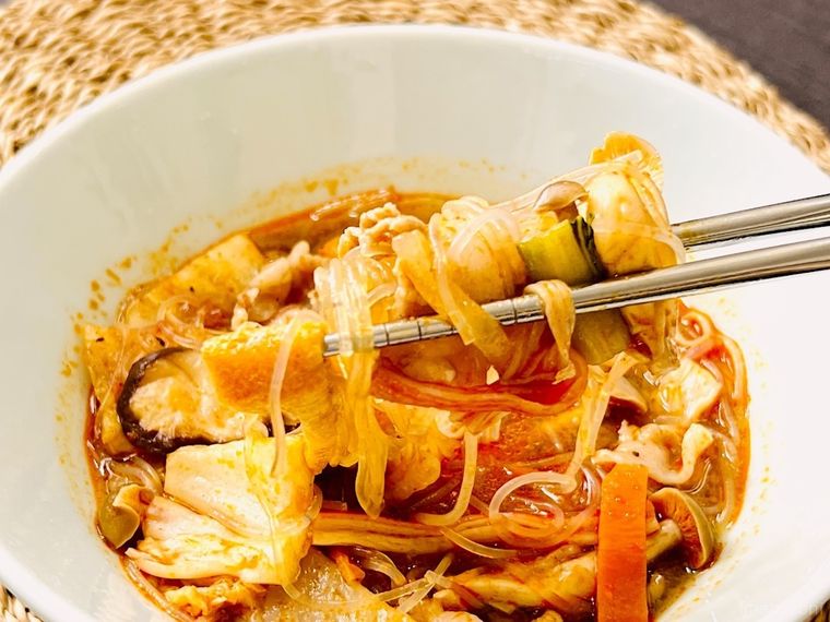 麻辣湯の具材を箸で持ち上げている様子