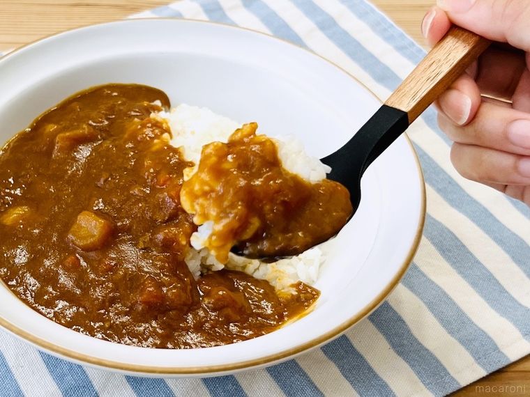 無印良品の木柄 シリコーン スープスプーンでカレーをすくった様子