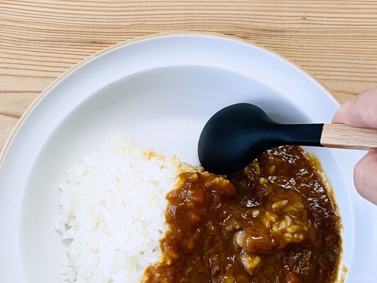 無印良品の木柄 シリコーン スープスプーンでカレーをかき集めている様子