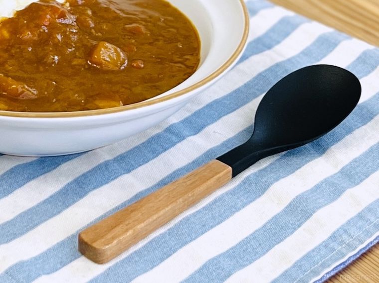 カレーライスと無印良品の木柄 シリコーン スープスプーン