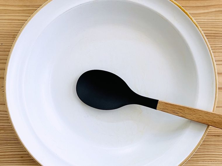 白い皿と無印良品の木柄 シリコーン スープスプーン