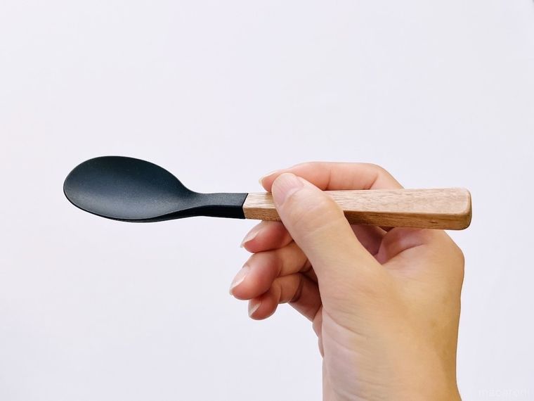 無印良品の木柄 シリコーン スープスプーンを手で持っている様子