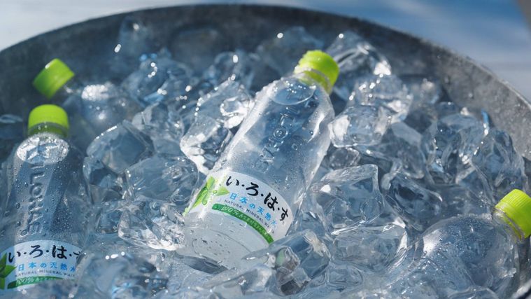 打ち水パフォーマンスで五感に涼を届ける