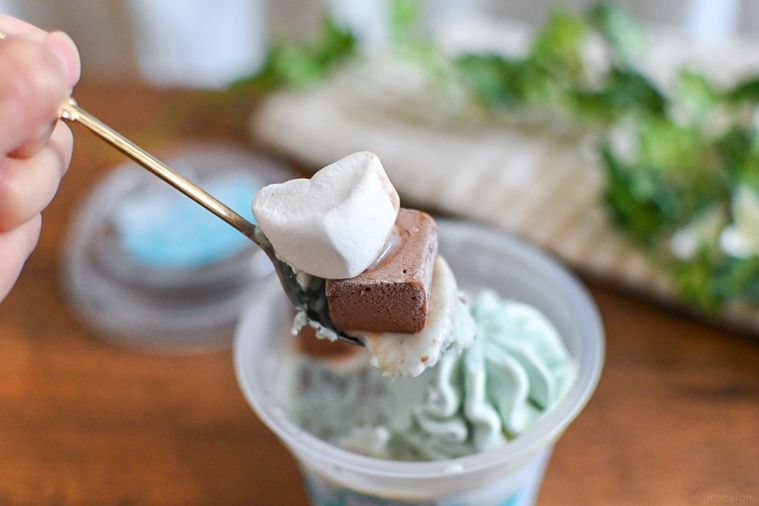 アイスをスプーンですくっているところ