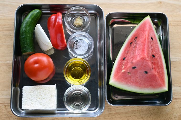 スイカ、トマト、パプリカ、きゅうりなどのガスパチョの材料が並んでいる