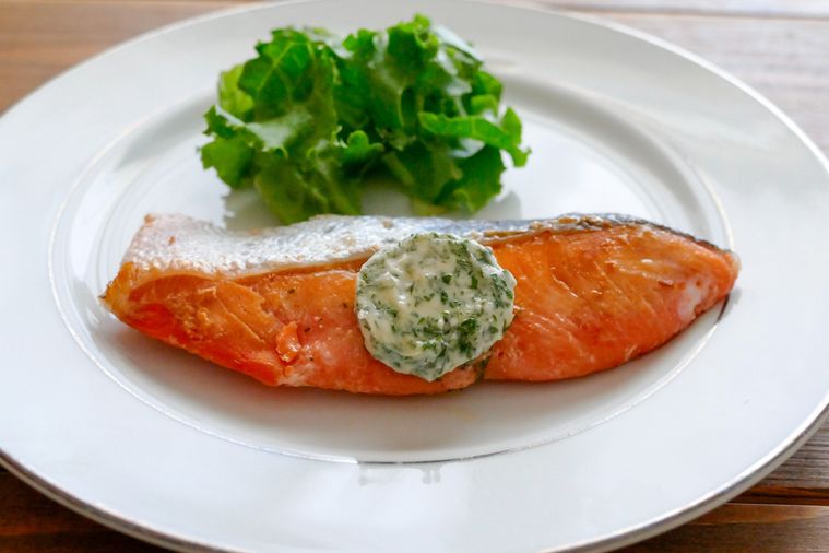 大葉バターをのせた鮭ソテー