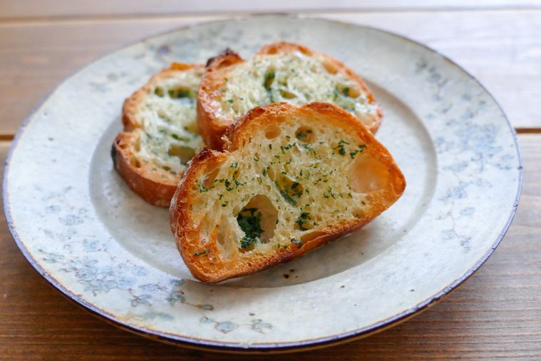 大葉バターを塗って焼いたバゲット