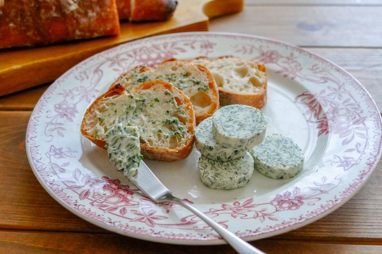 大葉バターをスライスしたバゲットに塗る様子