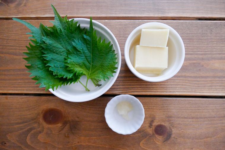大葉バターの材料が並ぶ木製テーブル