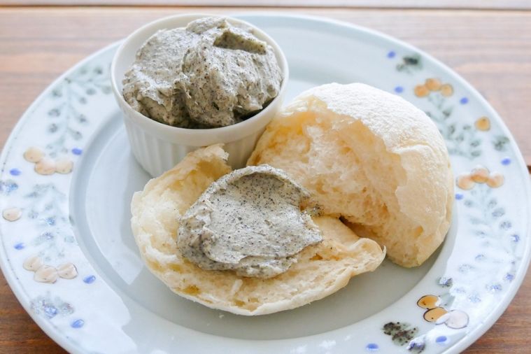 白パンに紅茶バターをたっぷりのせた様子