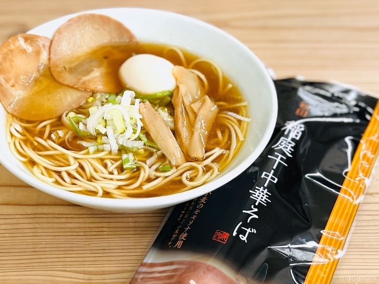 丼に盛られた稲庭中華そばと稲庭干中華そばのパッケージ