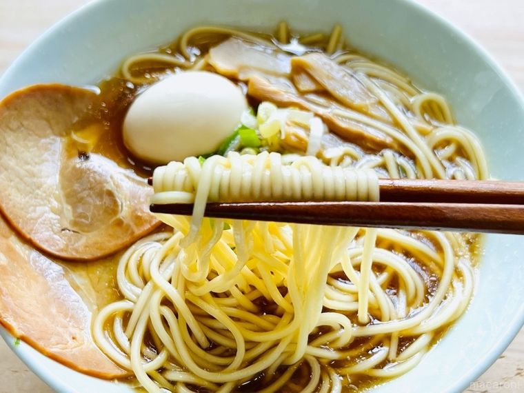 稲庭中華そばを箸で持ち上げている様子