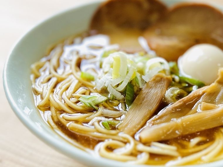 チャーシュー、卵、メンマ、ネギがのった稲庭中華そば