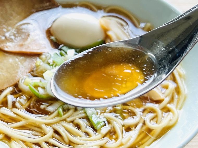 稲庭中華そばのスープをレンゲですくっている様子