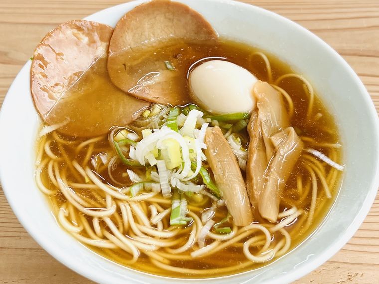 チャーシュー、卵、メンマ、ネギがのった稲庭中華そば