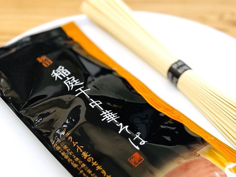 稲庭干中華そばのパッケージと麺